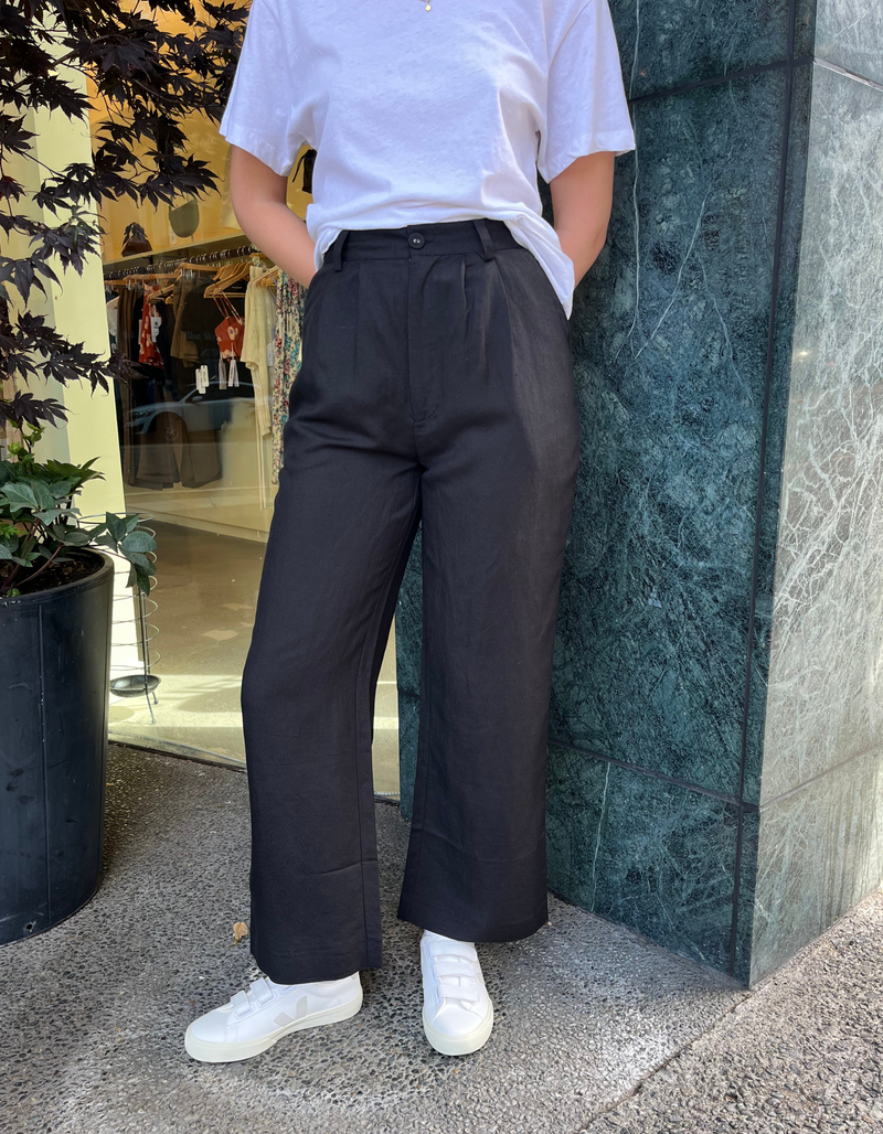 Chloe Pleat Linen Pant in Faded Black