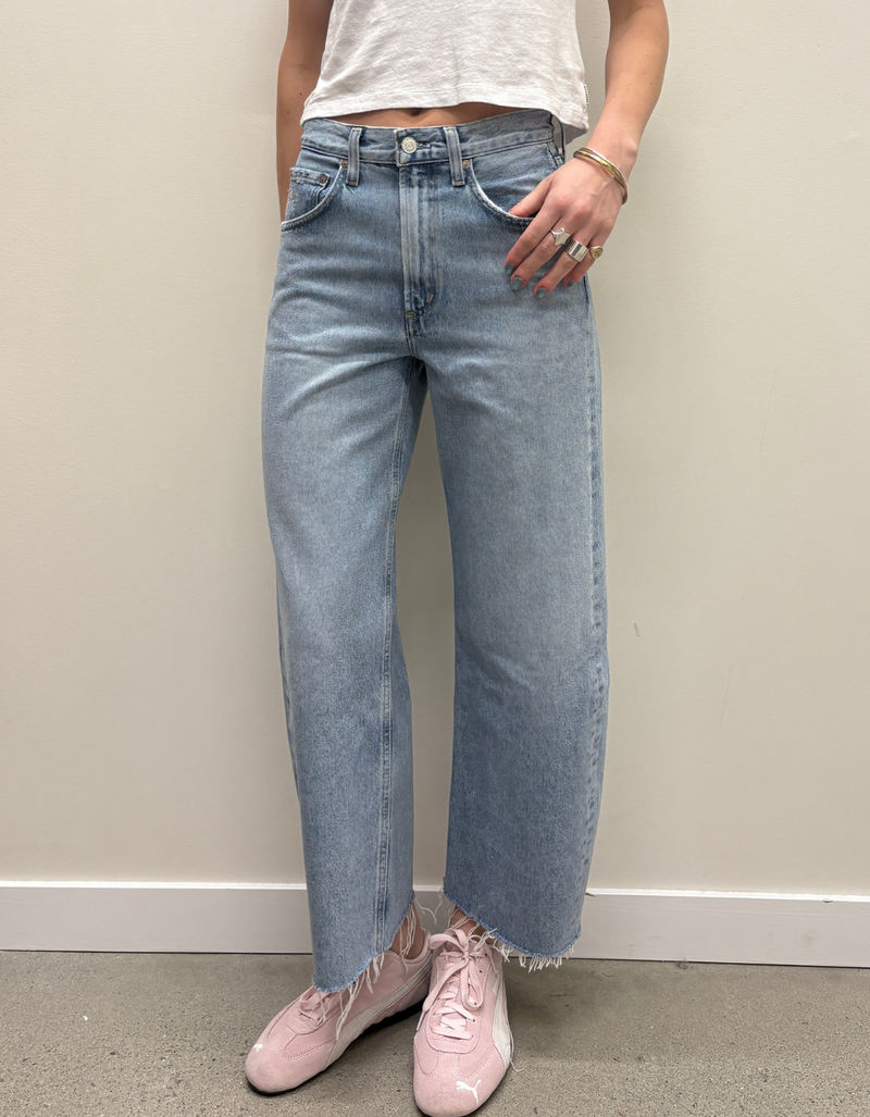 Low Curve Fray Jean in Force