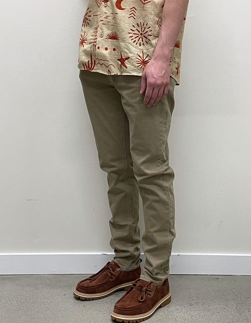 Lou Slim Twill Pant in Sahara