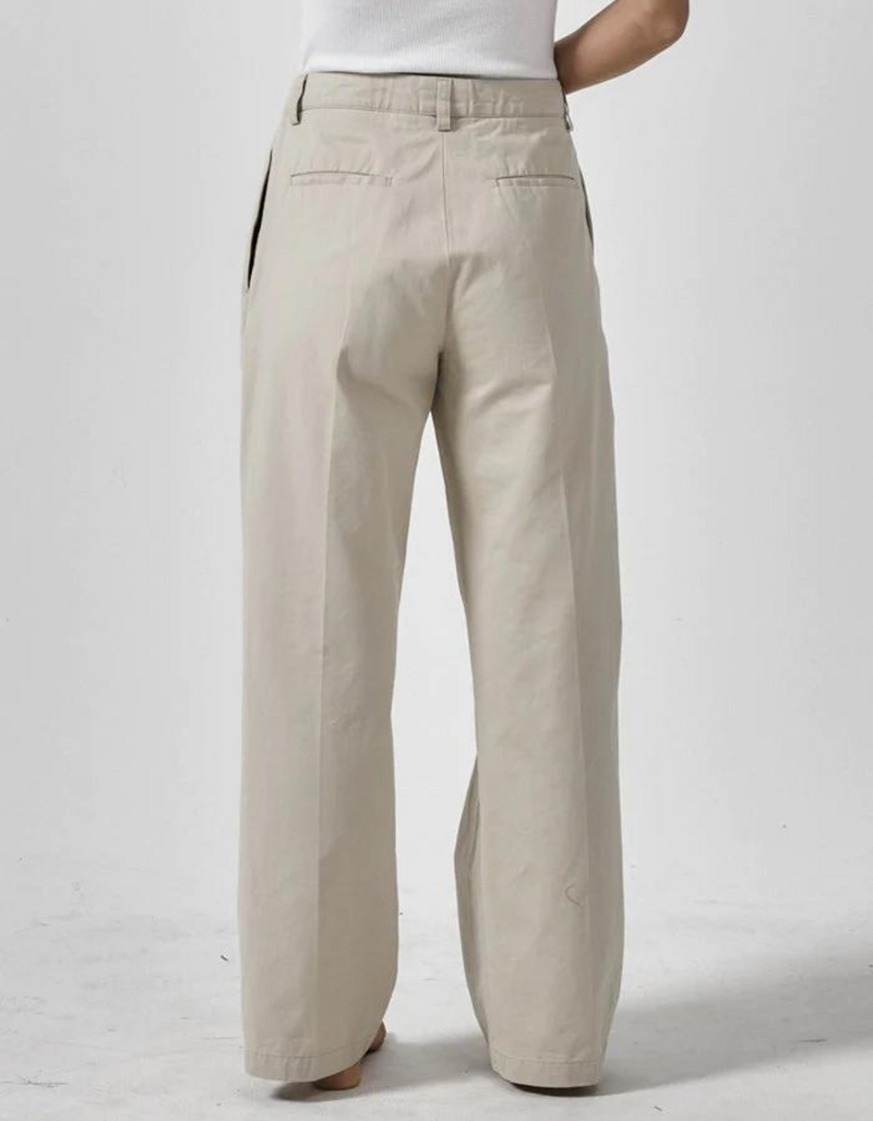 Ivy Mid Rise Pleated Pant in Parchment