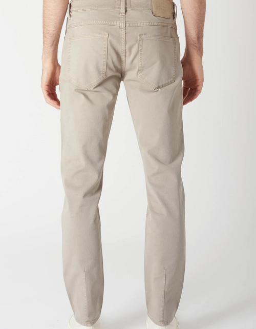 Lou Slim Twill Pant in Latte